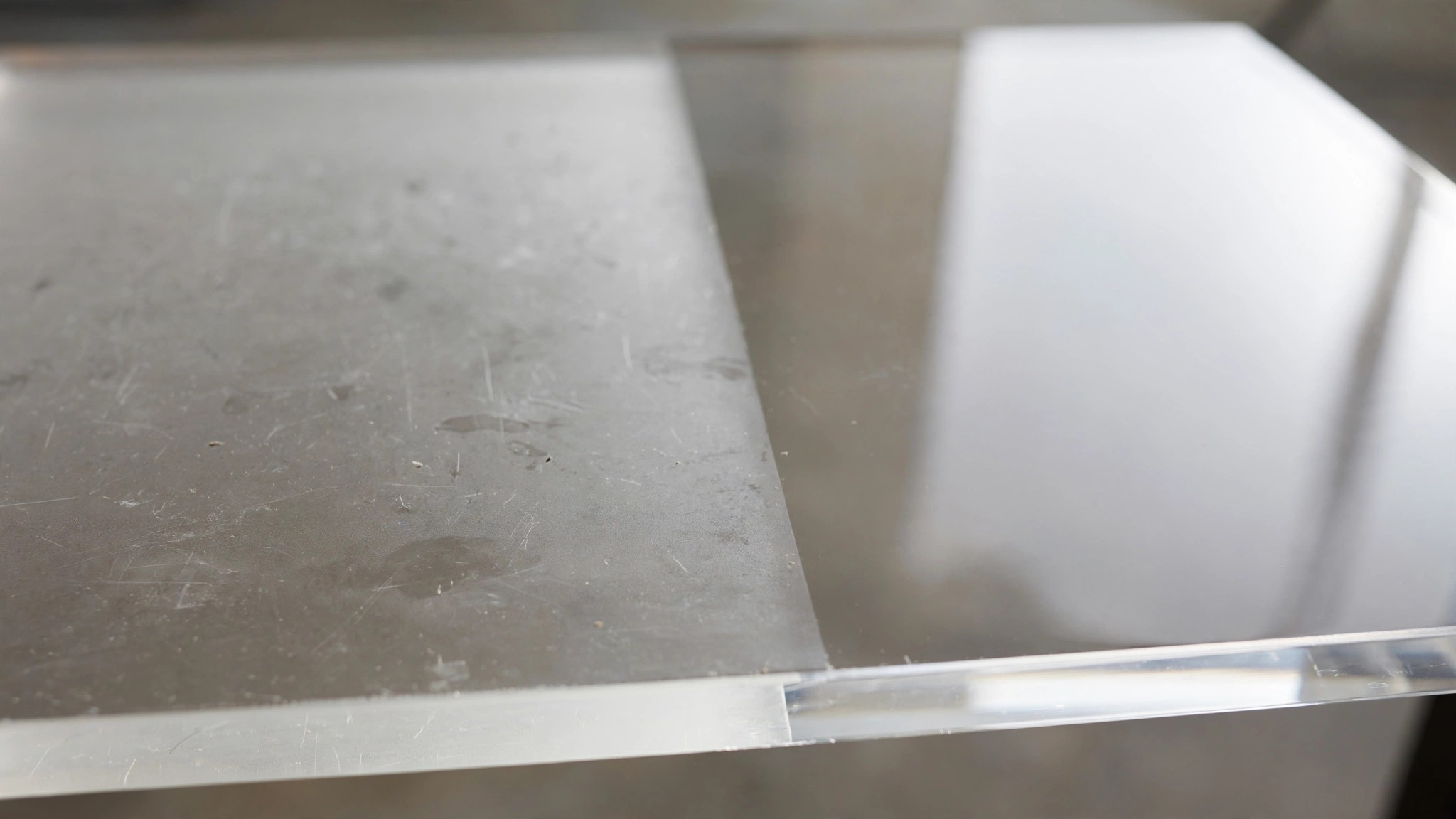 Bề mặt bục mica trước và sau khi vệ sinh đúng cách — trong suốt trở lại như mới